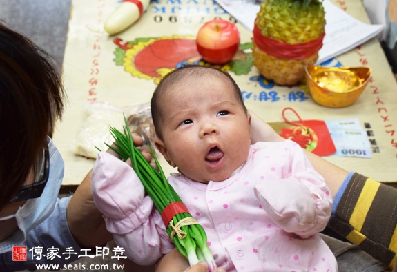 張寶寶(台中西區到府嬰兒寶寶滿月剃頭理髮、免費到府嬰兒剃胎毛儀式吉祥話)。到府剃頭剃胎毛主持、專業拍照、DVD光碟、證書。★購買「臍帶章、肚臍章、胎毛筆刷印章」贈送：剃頭、收涎、抓周，三選一。2015.12.13 照片7
